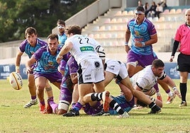 Salida de melé con el oval sin dueño.