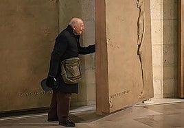 Antonio López abriendo su obra.