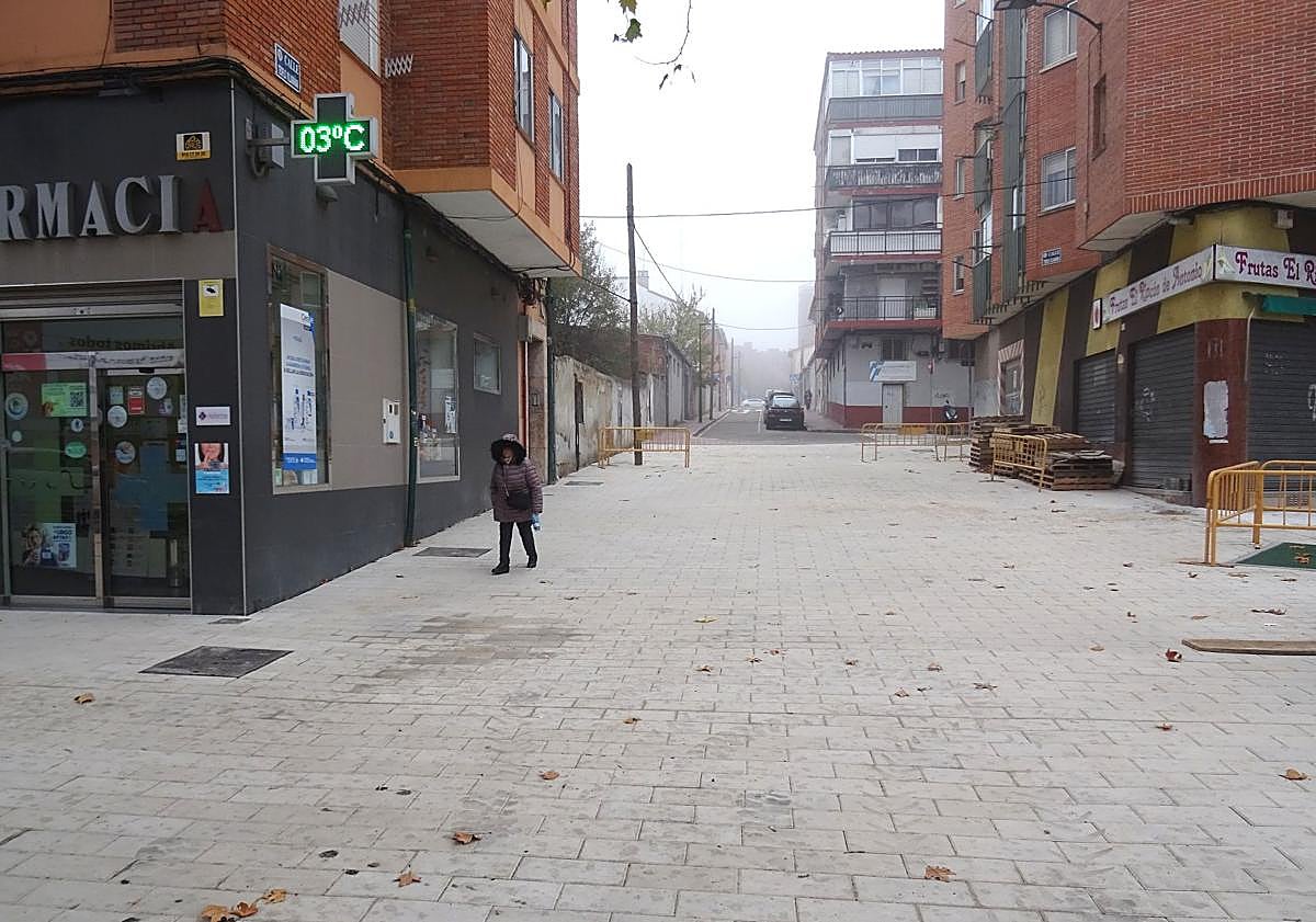 Imagen principal - Arriba, el tramo peatonalizado del inicio de la calle Teófilo Villamañán. Debajo, a la izquierda, los alcorques elevados de los árboles. A la derecha, la nueva fuente instalada junto al parque infantil.