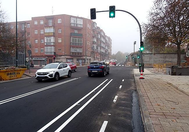 El carril bici en la calzada de Juan Carlos I hacia Pilarica,