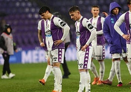 Los canteranos David Torres y Chuki, cabizbajos al término del partido.