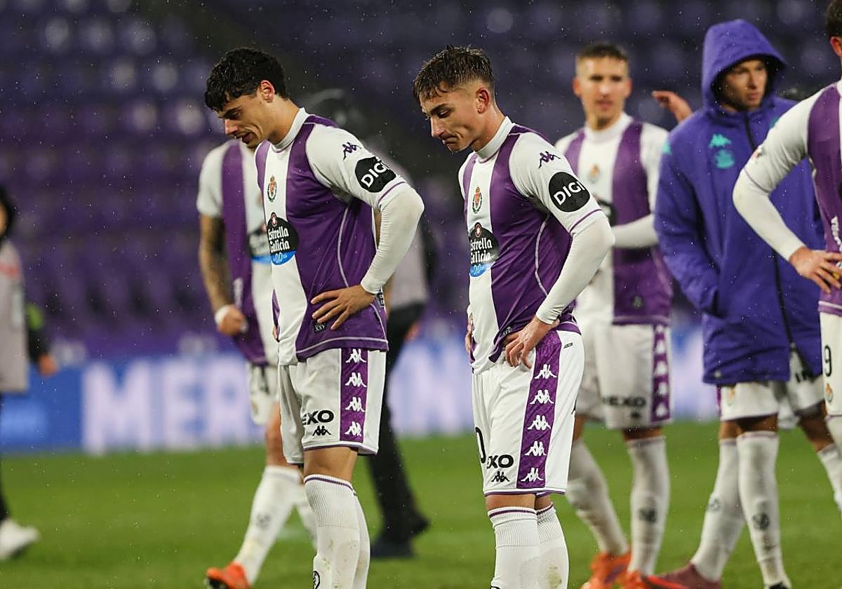 Los canteranos David Torres y Chuki, cabizbajos al término del partido.