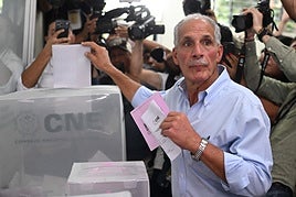 El candidato presidencial hondureño del Partido Nacional, Nasry Asfura, emite su voto.