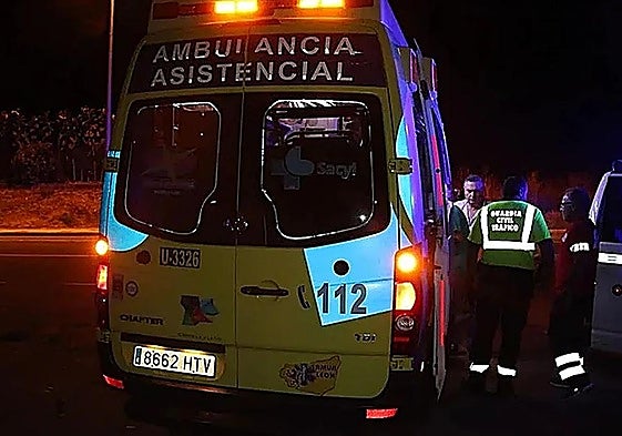 Una ambulancia, en un suceso nocturno.