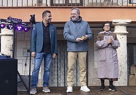 El director de El Norte de Castilla, Ángel Ortiz, recibe el premio.
