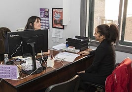Raquel de Frutos, técnica encargada de asesorar a las personas inmigrantes, en su despacho.