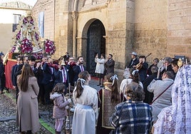 Multitud de personas cantan al Rocío en su salida desde la iglesia de San Sebastián.