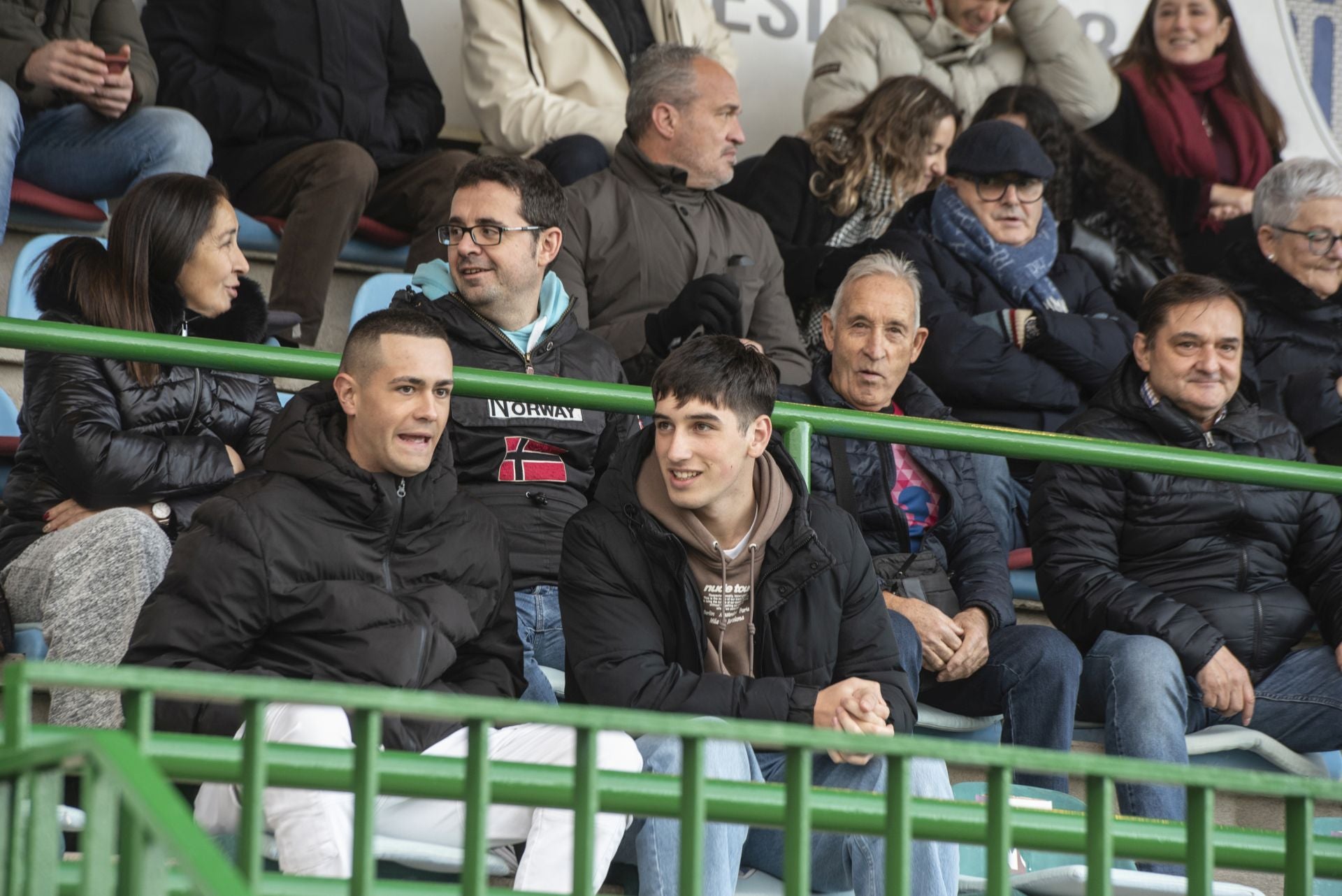 Búscate en las gradas de La Albuera durante el Segoviana vs Astorga