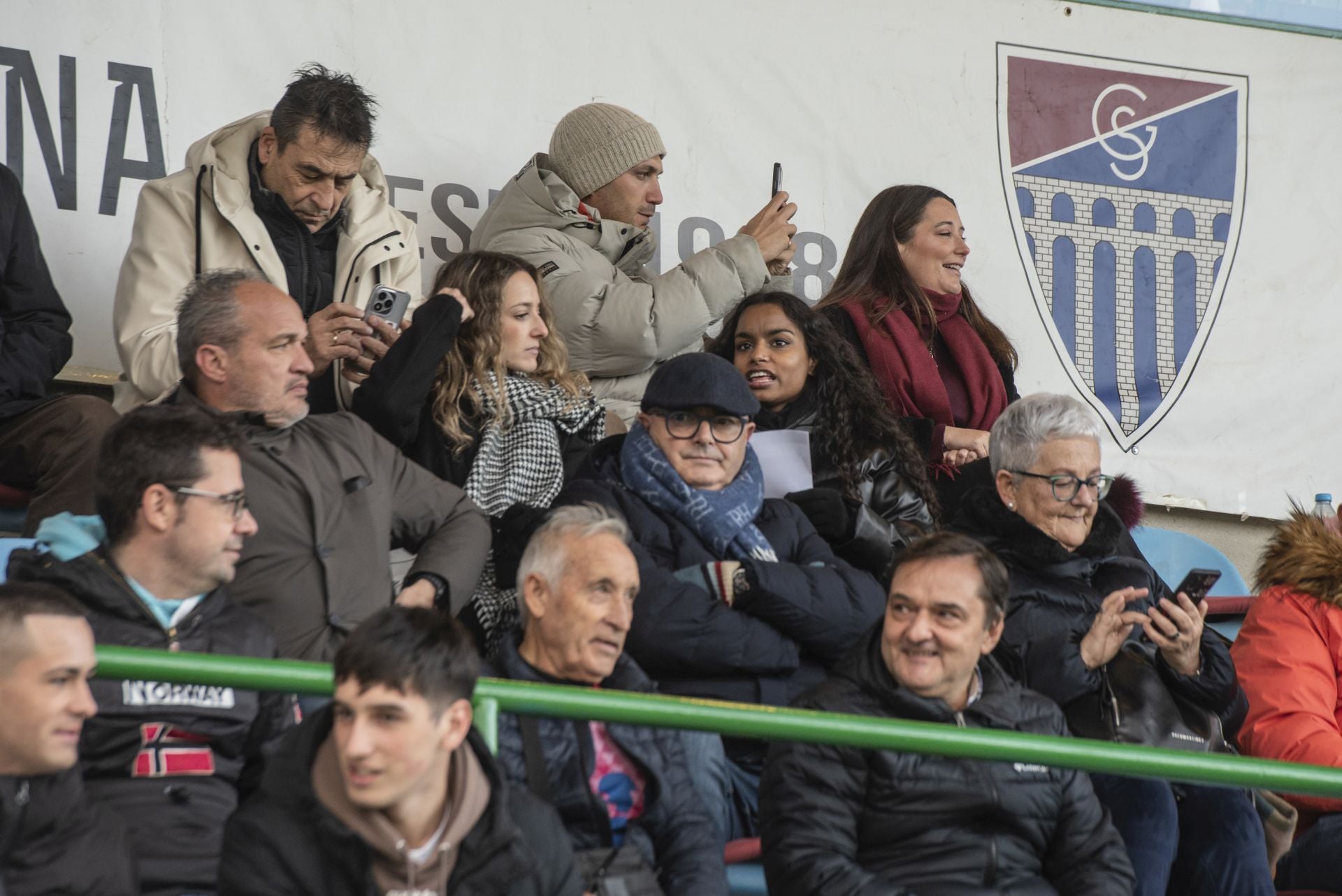 Búscate en las gradas de La Albuera durante el Segoviana vs Astorga