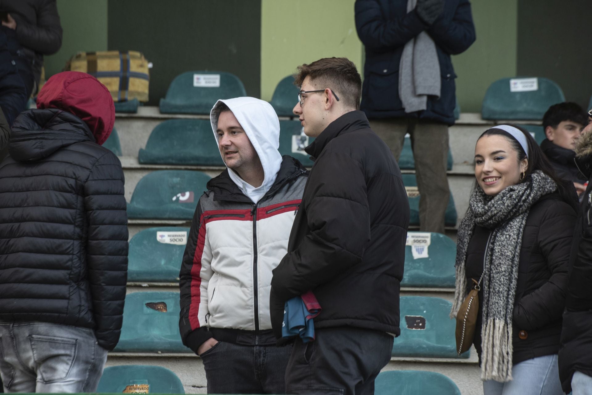 Búscate en las gradas de La Albuera durante el Segoviana vs Astorga