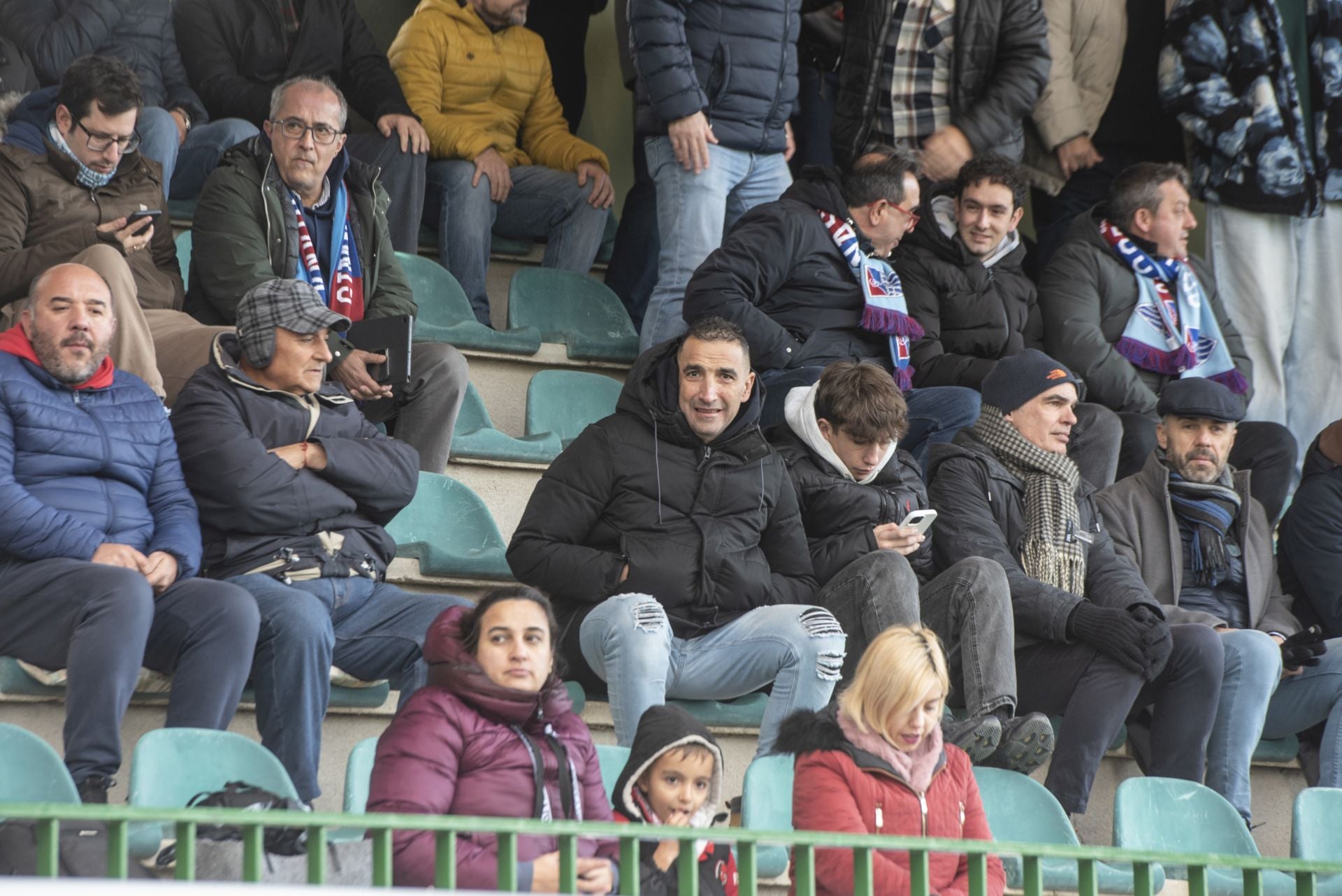 Búscate en las gradas de La Albuera durante el Segoviana vs Astorga