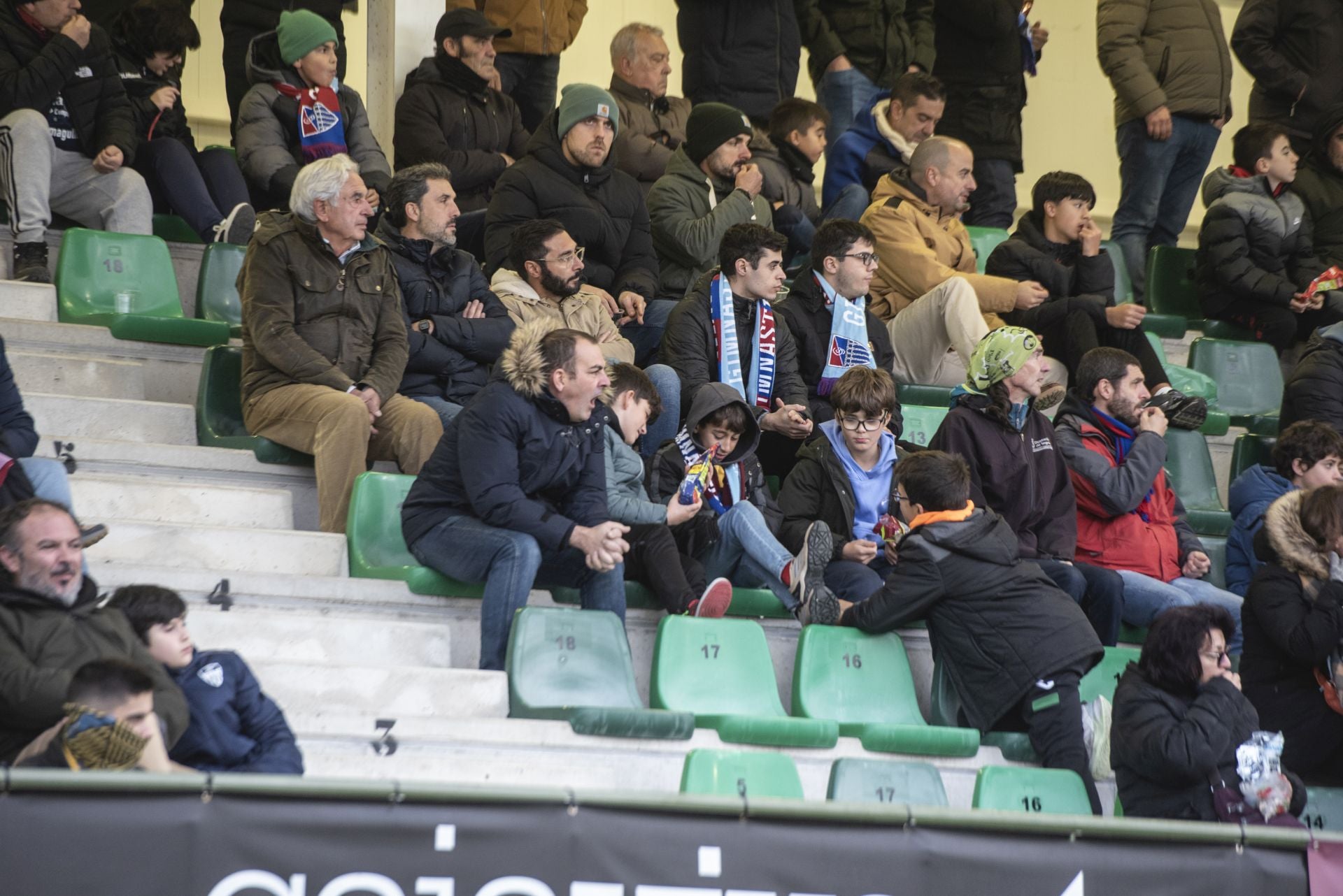 Búscate en las gradas de La Albuera durante el Segoviana vs Astorga