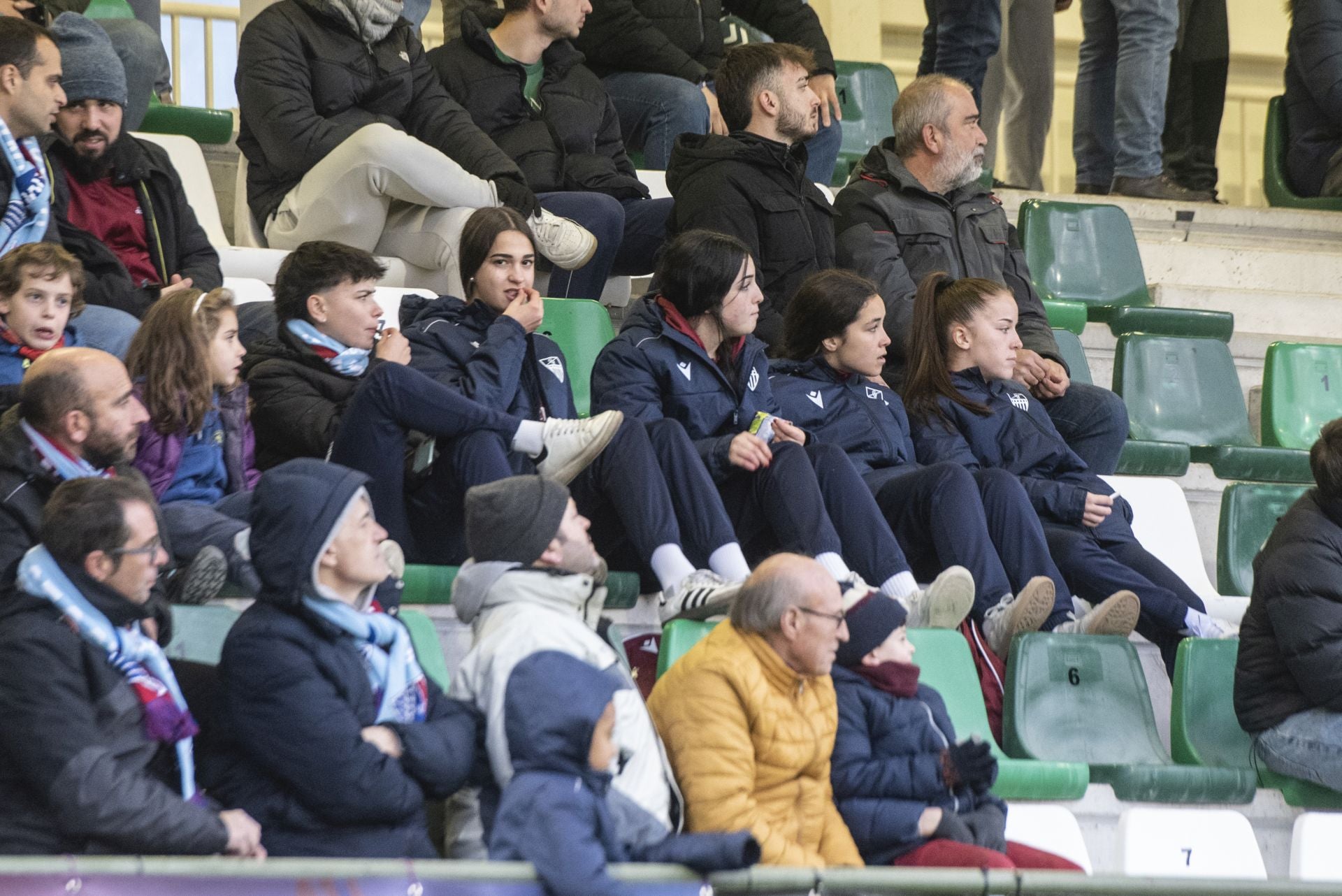 Búscate en las gradas de La Albuera durante el Segoviana vs Astorga