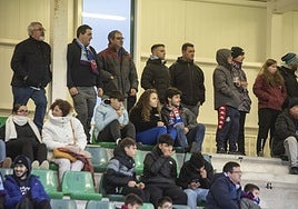 Búscate en las gradas de La Albuera durante el Segoviana vs Astorga