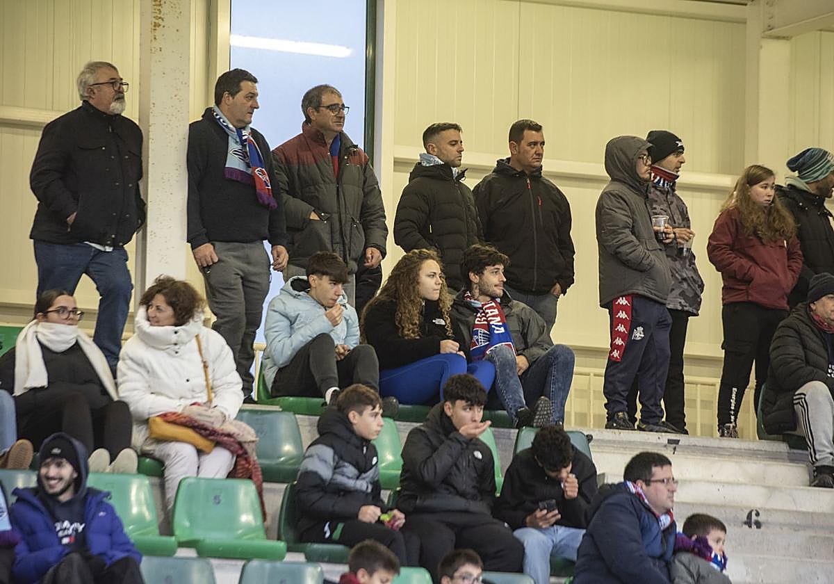 Búscate en las gradas de La Albuera durante el Segoviana vs Astorga