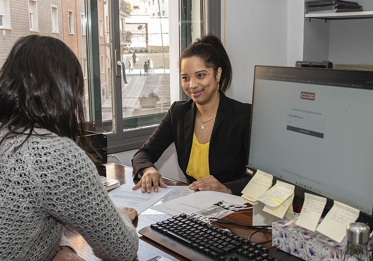 Alba Mateo, en el centro de información a personas extranjeras de CC OO.