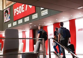 Agentes de la UCO entrando en la sede del PSOE en Ferraz el pasado mes de junio.