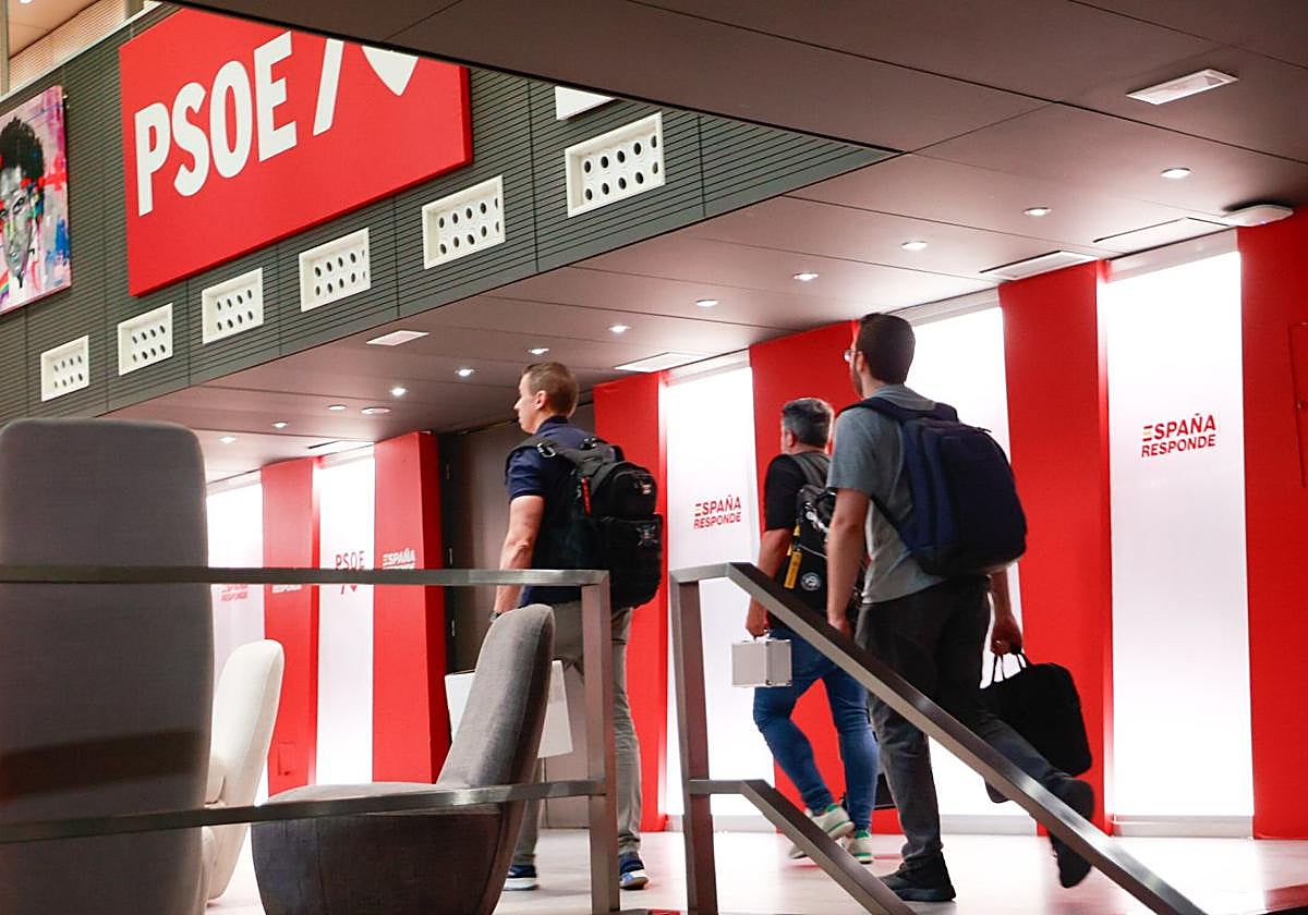Agentes de la UCO entrando en la sede del PSOE en Ferraz el pasado mes de junio.