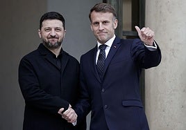 Volodímir Zelenski y Emmanuel Macron, este lunes en el Elíseo.