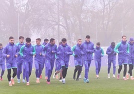 Los jugadores del Real Valladolid, durante el entrenamiento de este lunes en los Campos Anexos