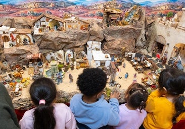 El Belén familiar en una casa de la calle Santiago recibe a sus primeros visitantes esta Navidad