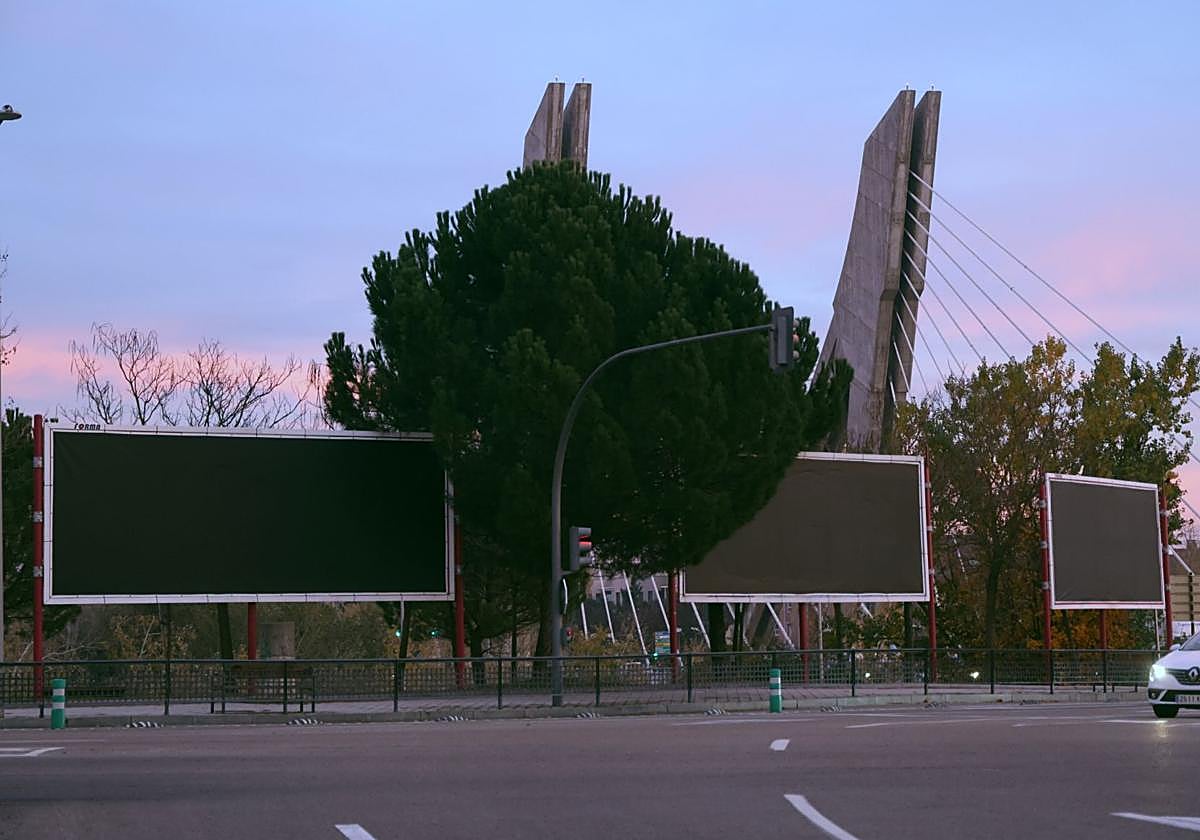 Vallas en negro en la avenida de Salamanca junto al puente de Hispanoamérica.