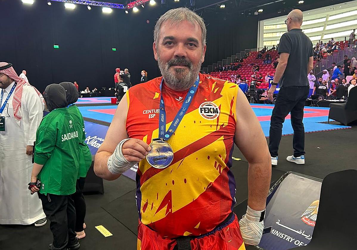 El vallisoletano Óscar Gómez con la medalla de oro ganada en el mundial de Abu Dhabi.