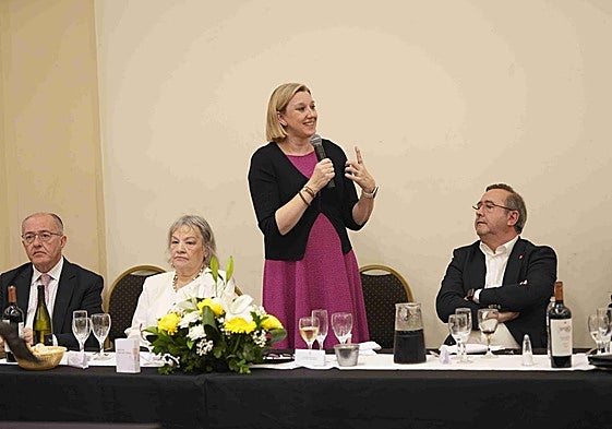 La vicepresidenta de la Junta, Isabel Blanco, este lunes durante su visita a los centros de Burgos y Salamanca en Buenos Aires.