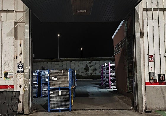 Una de las puertas de la empresa de logística Arcese que se sustituirá.