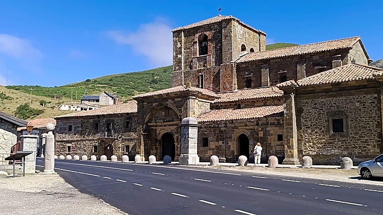 Colegiata de Arbas, enclavada en el límite entre León y Asturias.