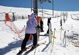 Esquiadores en la estación de La Covatilla