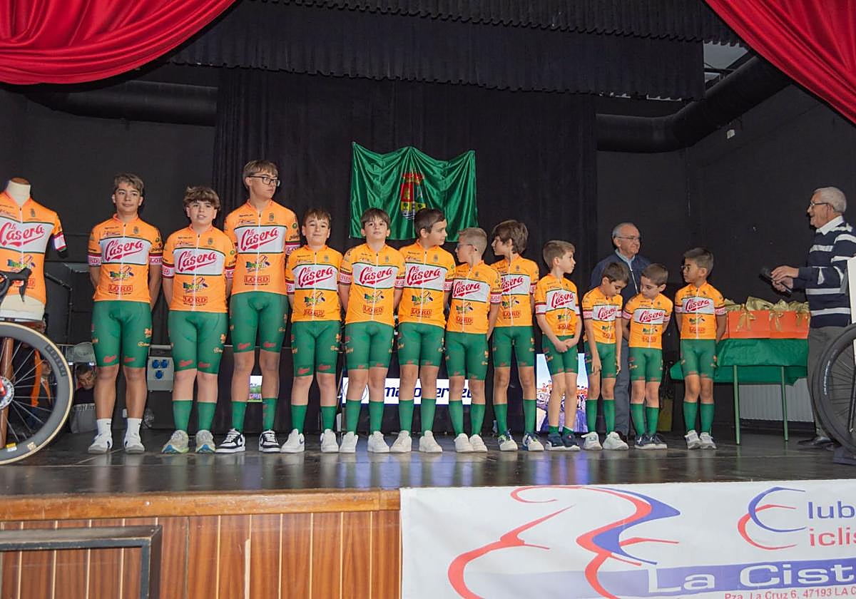 Los miembros del equipo La Casera con Tomás Nistal al fondo