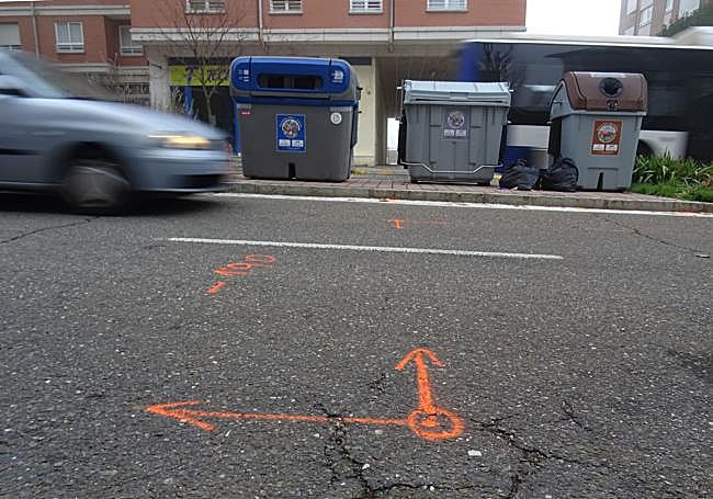 Contenedores en la mediana de Hernando de Acuña y marcas viales de las obras de la red de calor sobre la calzada.