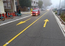 Líneas continuas y reflectantes en la calzada del carril reversible habilitado en la calle Hernando de Acuña por las obras de la red de calor.