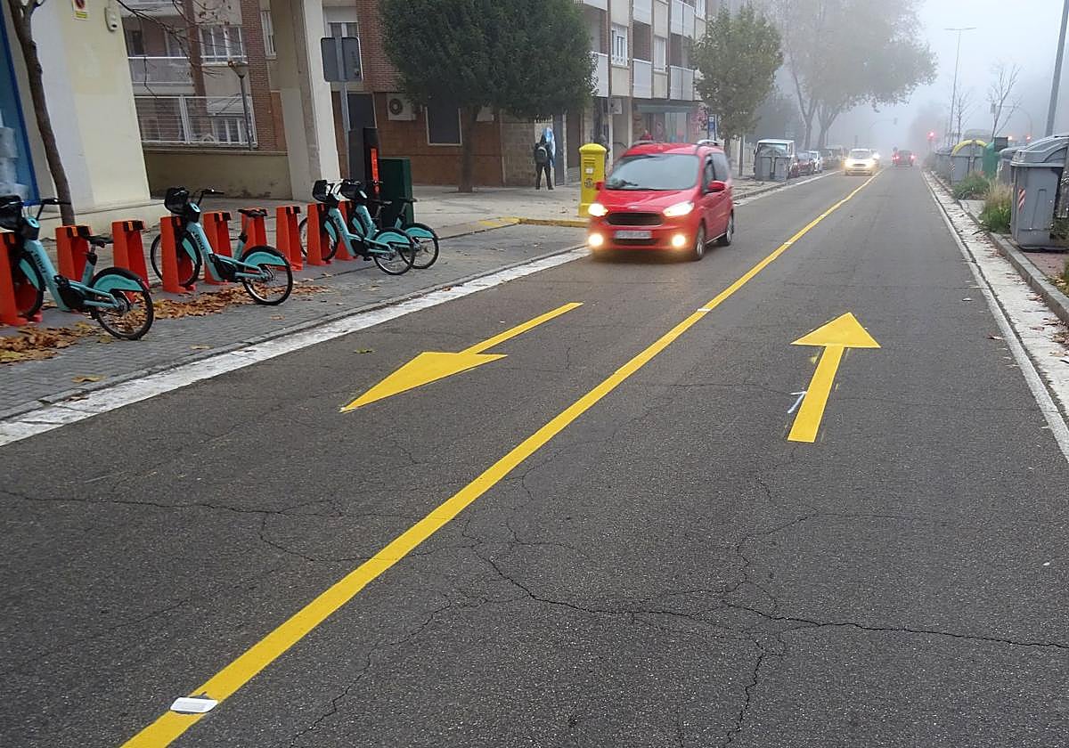 Líneas continuas y reflectantes en la calzada del carril reversible habilitado en la calle Hernando de Acuña por las obras de la red de calor.