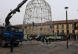 La Plaza Mayor de Palencia se prepara para la Navidad