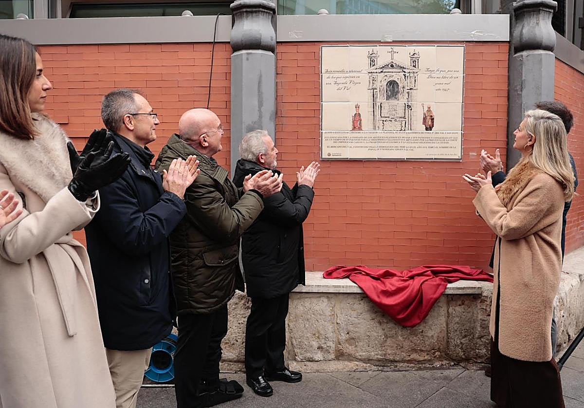 Inauguración de la placa en homenaje al gremio de joyeros, relojeros y plateros, este lunes.