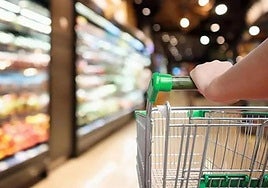 Una persona empuja un carro por un supermercado, en una imagen de archivo.