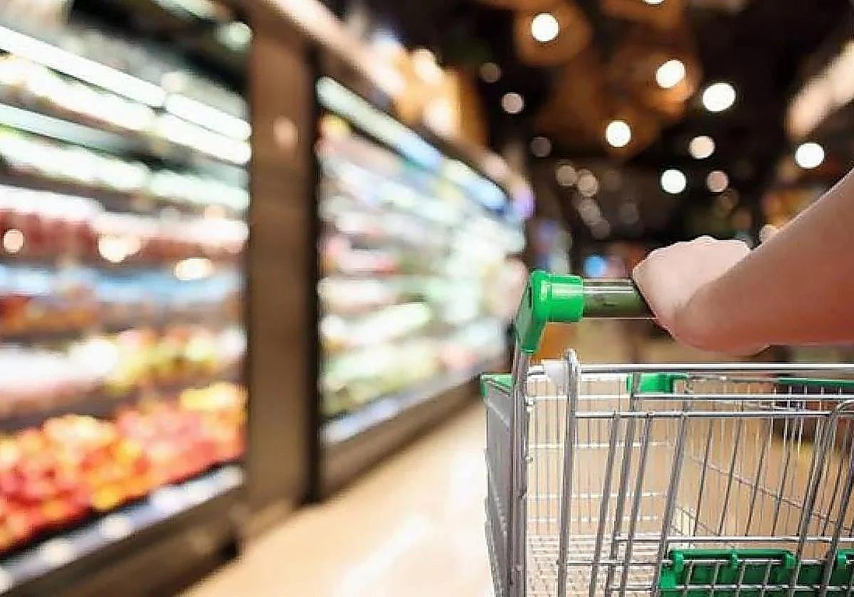 Una persona empuja un carro por un supermercado, en una imagen de archivo.