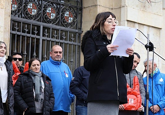 La presidenta del Comité Antisida de Palencia, este lunes durante la lectura del manifiesto.