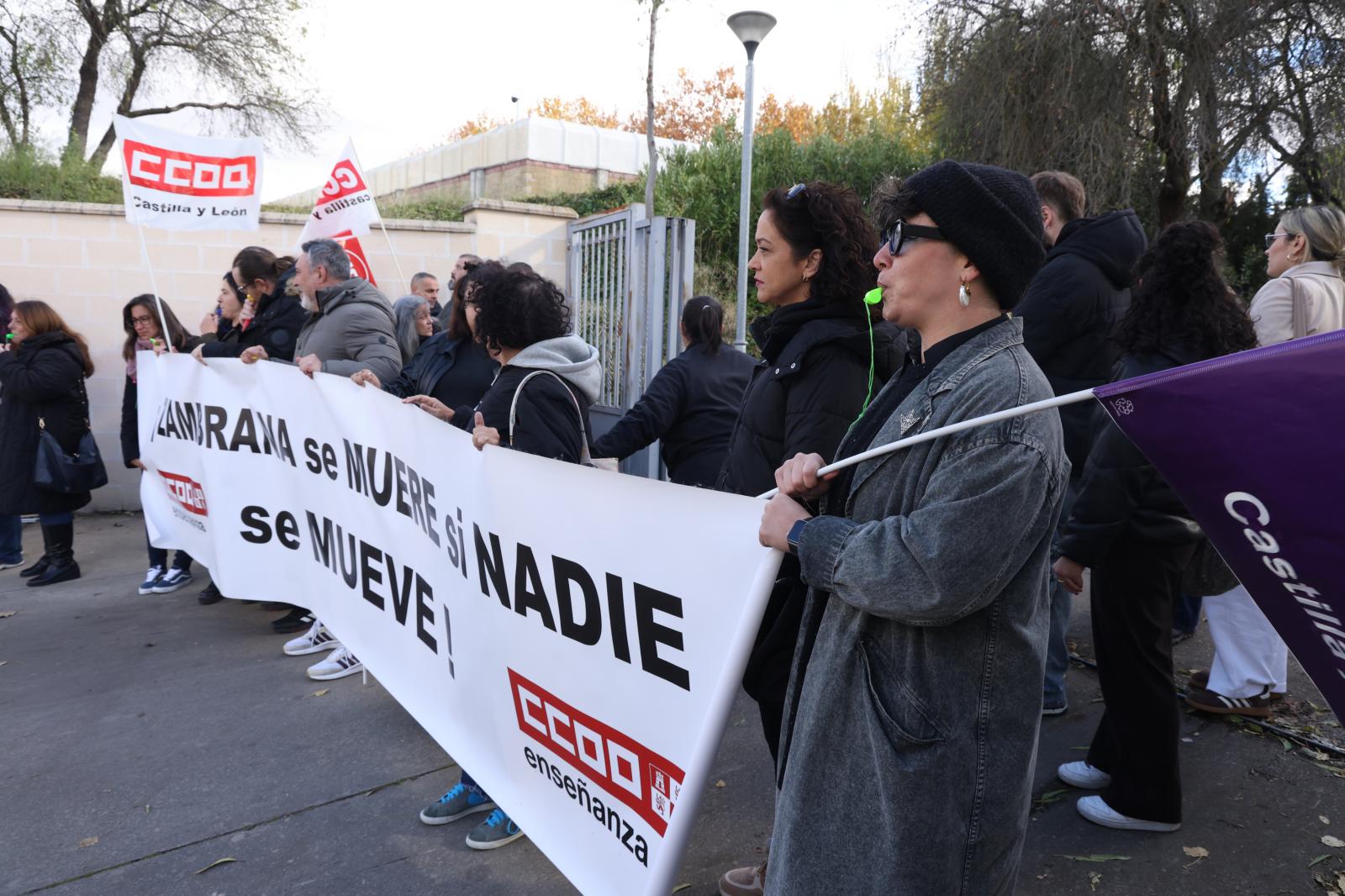 Los educadores del Zambrana han desconvocado una nueva jornada de protestas a las puertas del centro, a la espera de una reunión con la directora de Familia.