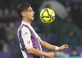 Iván Alejo controla el balón durante el último partido del Real Valladolid ante el Málaga.