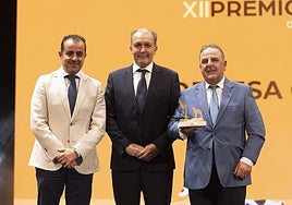 Octavio Gonzalo y Gabriel Gonzalo, de Dehesa Grande, escoltan al subdirector territorial de Unicaja, Alberto Gurrionero.