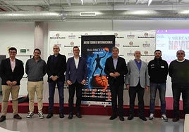 Autoridades y organizadores participantes en el presentación del torneo.