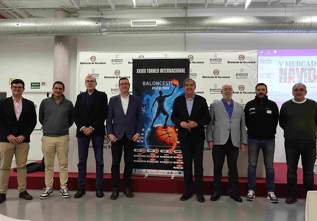 Autoridades y organizadores participantes en el presentación del torneo.
