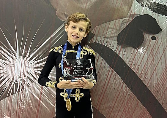 Mario Collantes, del club La Victoria, posa con su medalla de oro.