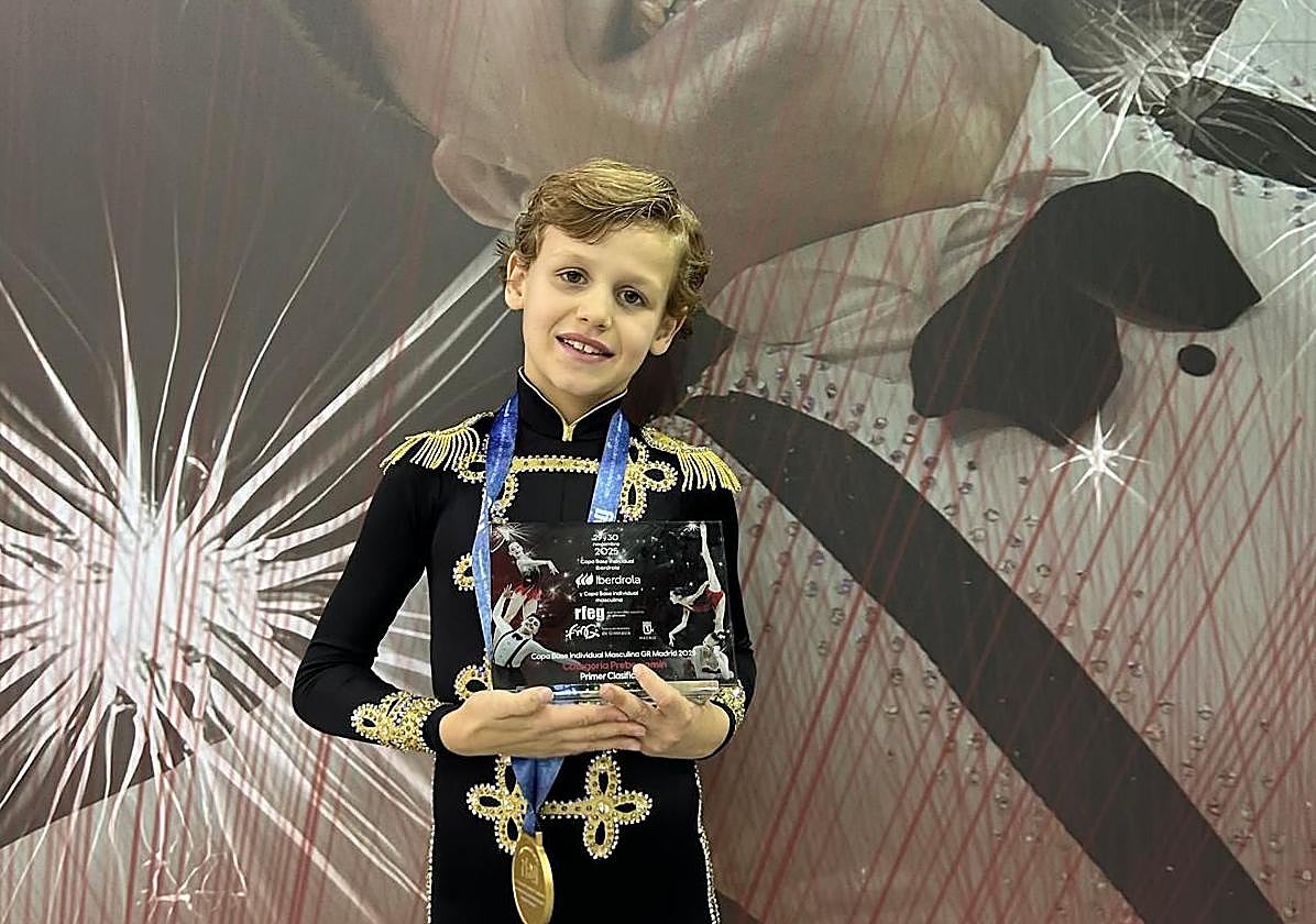 Mario Collantes, del club La Victoria, posa con su medalla de oro.