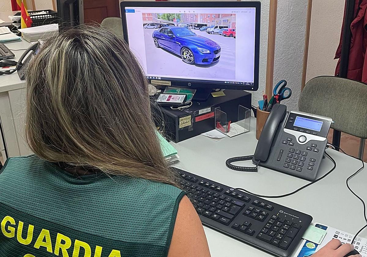 Una agente de la Comandancia de la Guardia Civil de Segovia investiga una estafa.