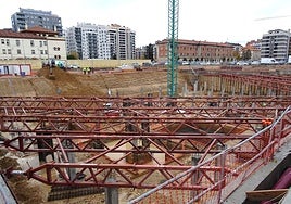 Trabajos de construcción del residencial Terrazas de Arco de Ladrillo en la esquina de General Shelly con Bartolomé de las Casas.