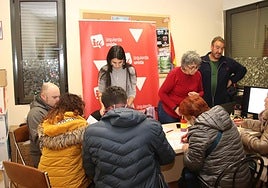 Dirigentes de IU detallan las alegaciones a algunos vecinos para su firma.
